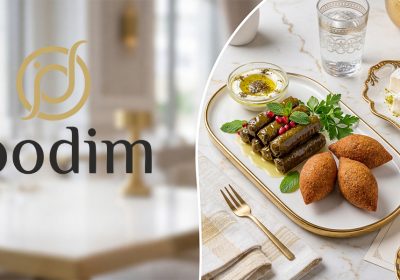 تنسيق فاخر لمقبلات عربية تشمل ورق عنب وكبة مع حلويات لبنية حجازية على طبق ذهبي، تصوير طعام احترافي لعلامة جوديم التجارية.